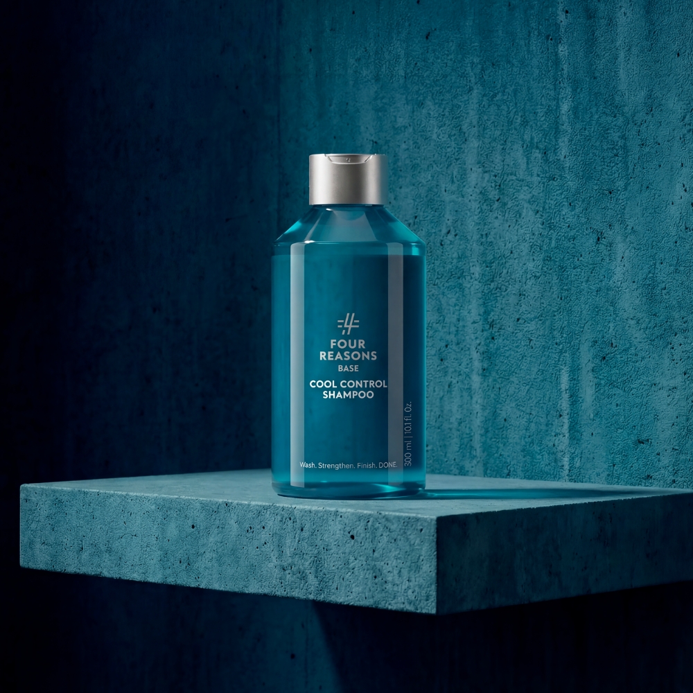 Four Reasons BASE Cool Control Shampoo 300 ml viilentävä shampoo petrolinsinisessä kylpyhuoneessa.